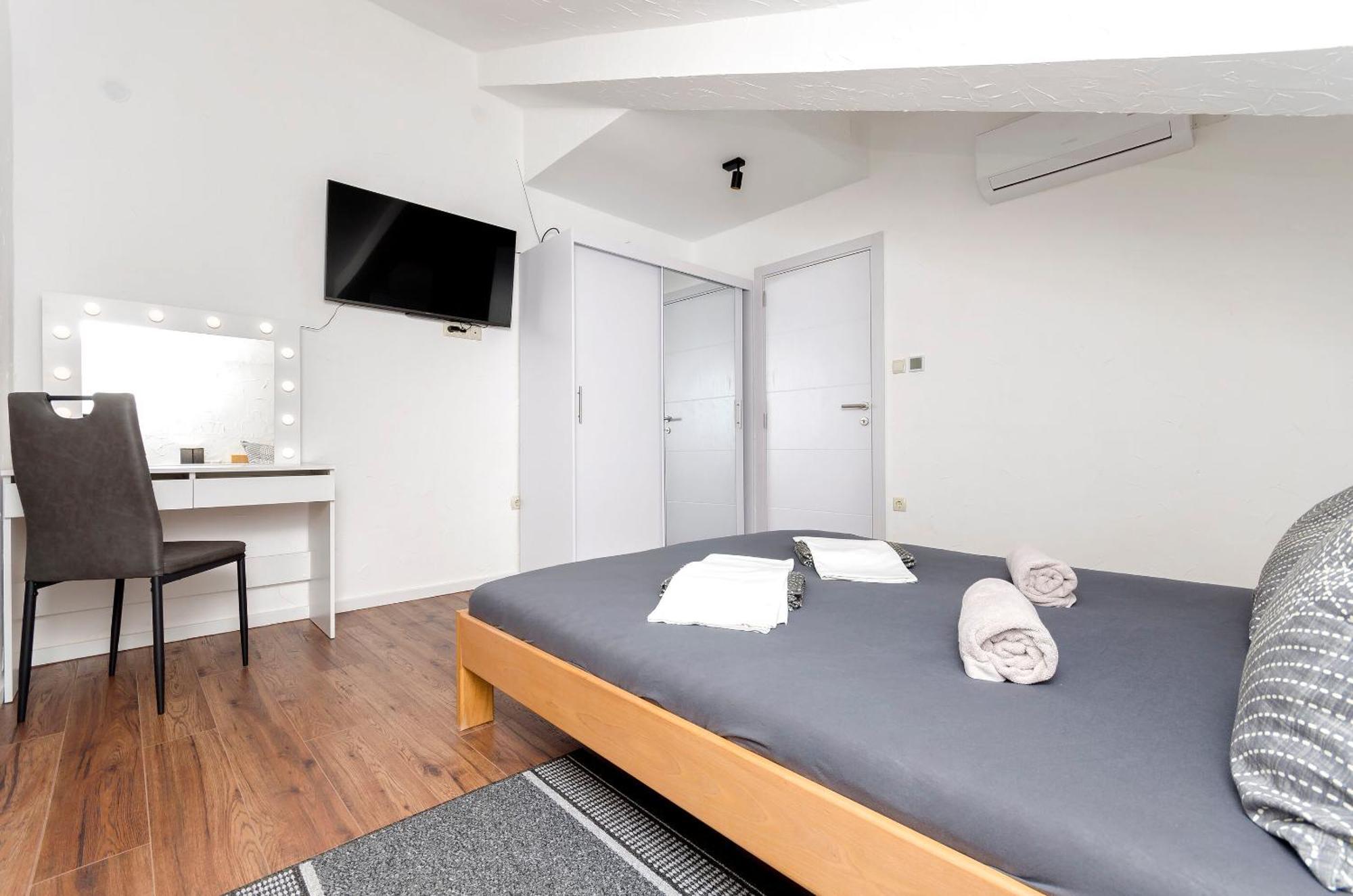 Apartments And Rooms Mladen Vodice Ngoại thất bức ảnh